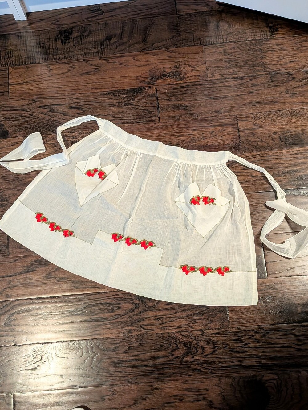 Vintage White Cotton Tie-Waist Apron with Red Floral Embroidery
